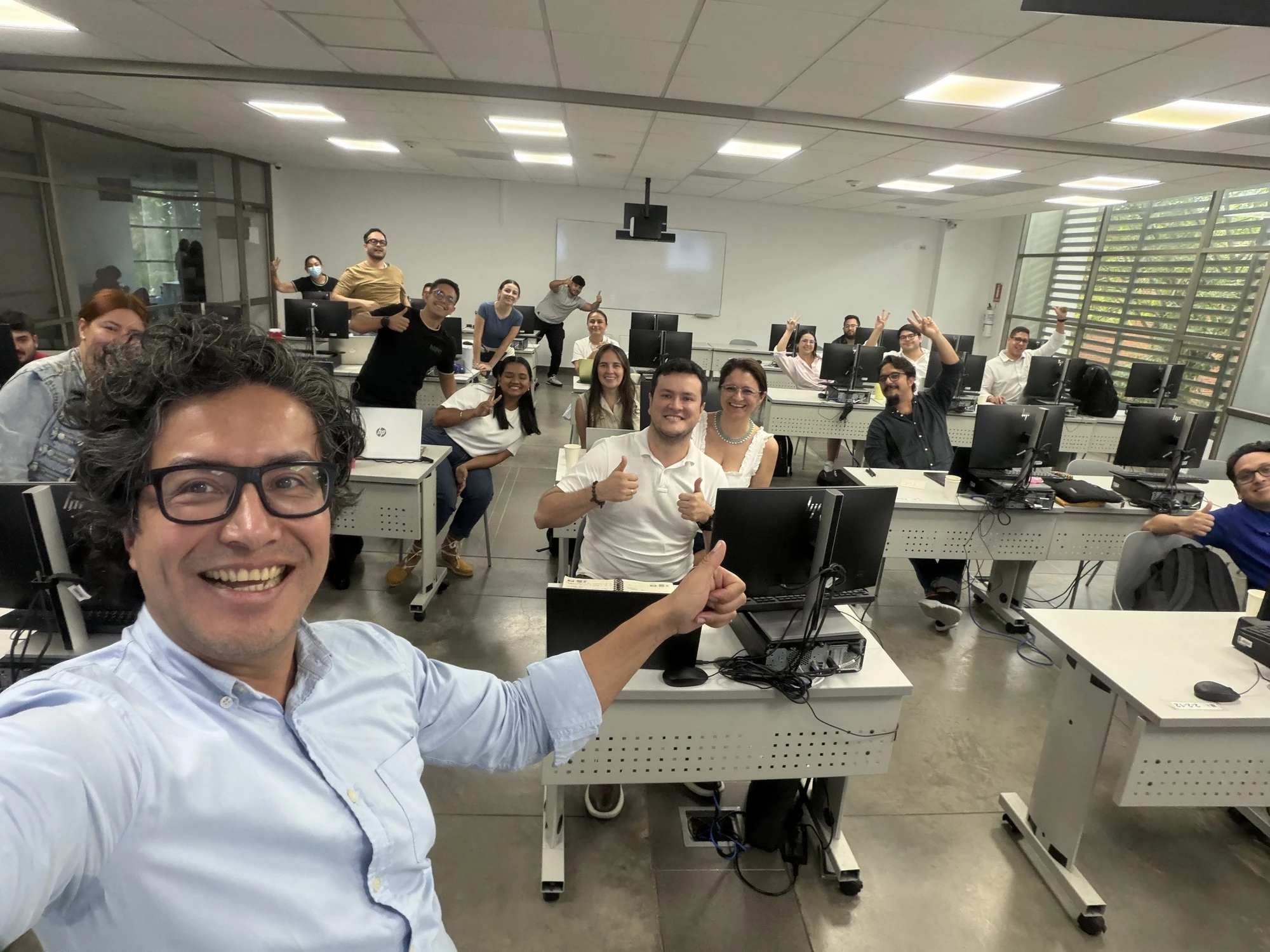 Augusto Ruiz con estudiantes en un aula de formación ejecutiva