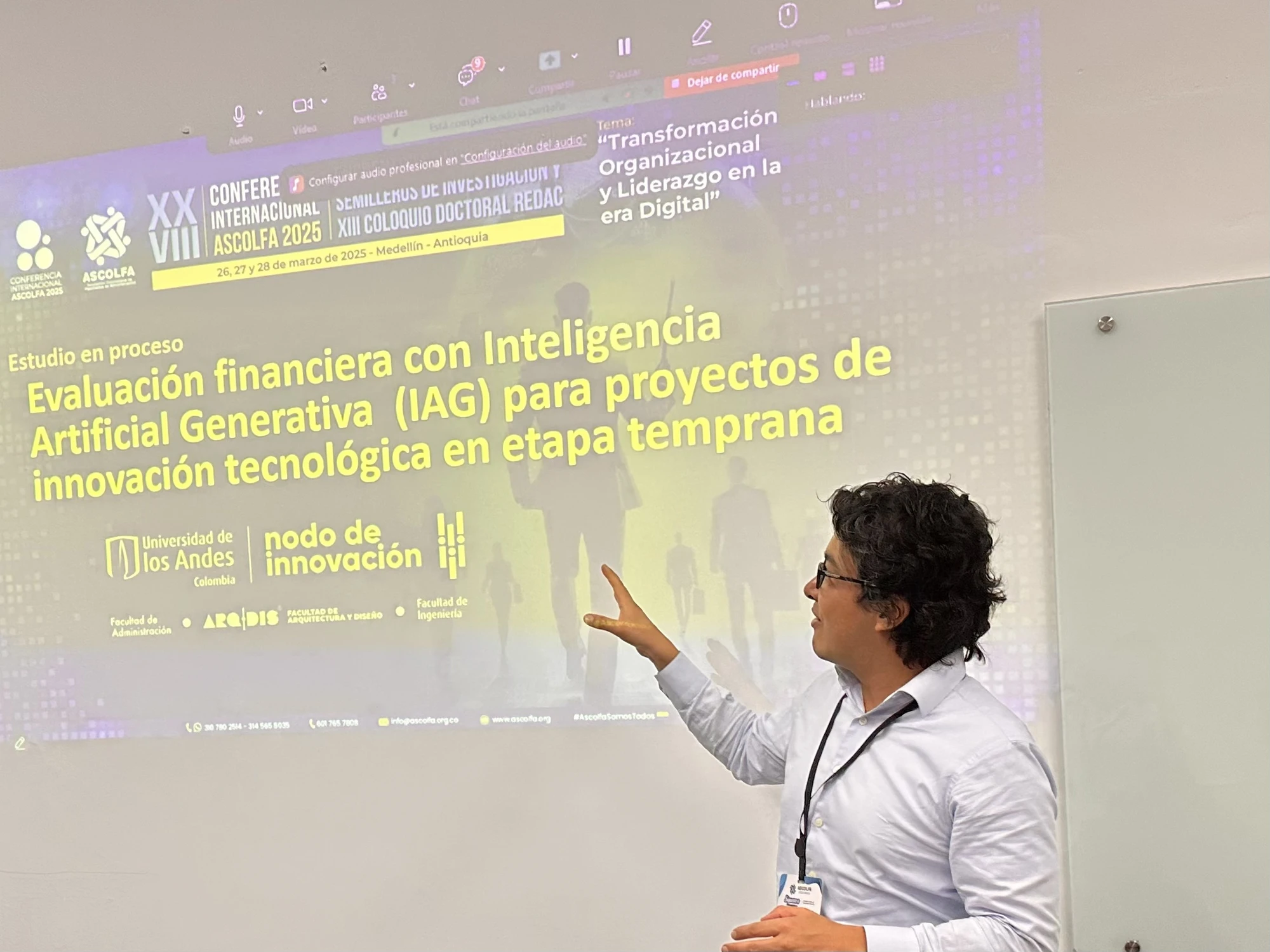 Augusto Ruiz durante una ponencia sobre evaluación financiera con IA generativa